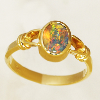 18k Yellow Gold Ring with a BLACK OPAL Gorgeous red multicolour, bright and strong fire